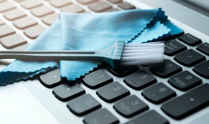 C&aacute;ch vệ sinh b&agrave;n ph&iacute;m laptop để loại bỏ bụi bẩn