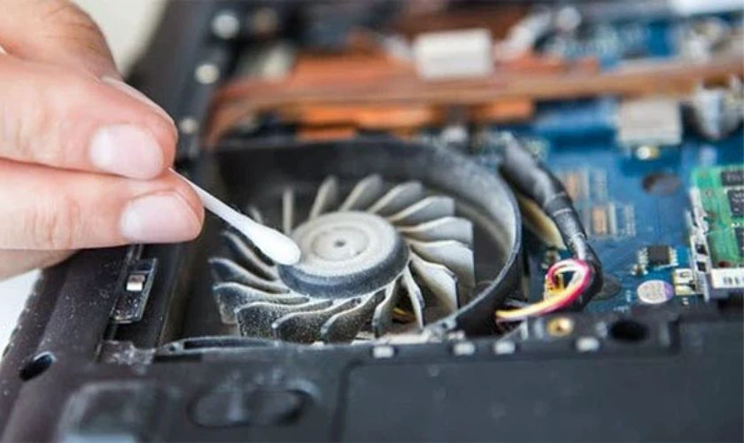 C&aacute;ch l&agrave;m sạch quạt tản nhiệt v&agrave; khe tho&aacute;t kh&iacute;