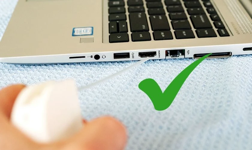 C&aacute;ch vệ sinh cổng kết nối laptop