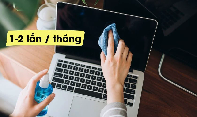 Nên vệ sinh màn hình laptop bao lâu 1 lần?