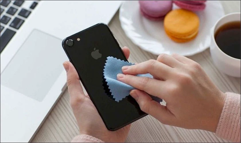 Vệ sinh mặt lưng điện thoại mang đến nhiều lợi &iacute;ch cho thiết bị v&agrave; ch&iacute;nh bạn