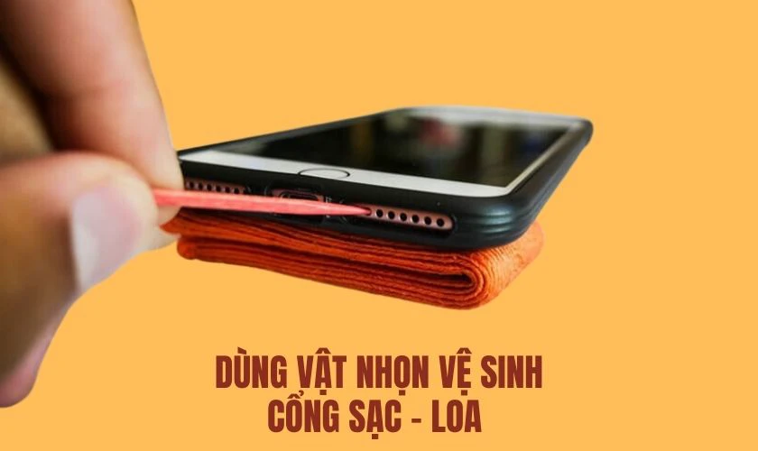 Vệ sinh cổng kết nối của điện thoại để loại bỏ bụi bẩn v&agrave; di vật