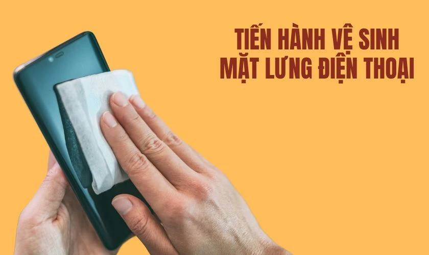 Tẩm khăn với một lượng vừa đủ dung dịch vệ sinh chuy&ecirc;n dụng v&agrave; lau nhẹ nh&agrave;ng
