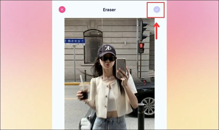 Ấn vào dấu tích để lưu ảnh sau khi thực hiện cách xóa người với iPhone