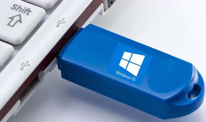 Cắm USB hoặc đĩa c&agrave;i Win v&agrave;o m&aacute;y v&agrave; ấn khởi động