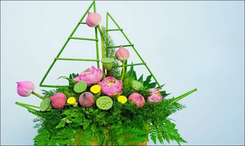 Cắm hoa hình thuyền đại diện cho hình ảnh