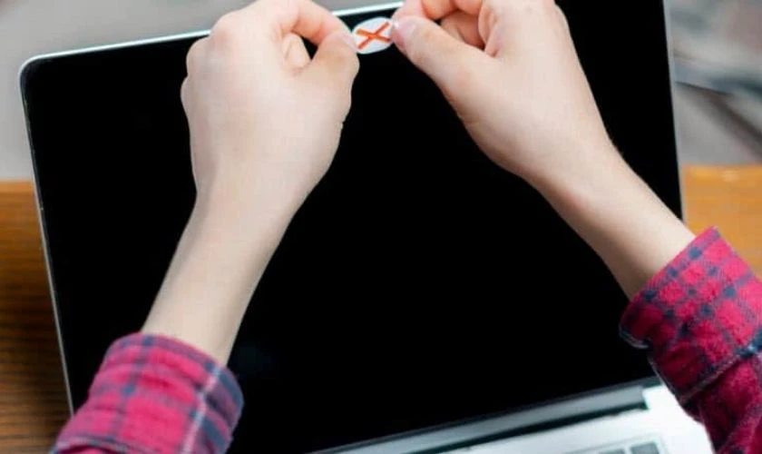 Kiểm tra v&agrave; dọn dẹp vật cản tr&ecirc;n camera laptop