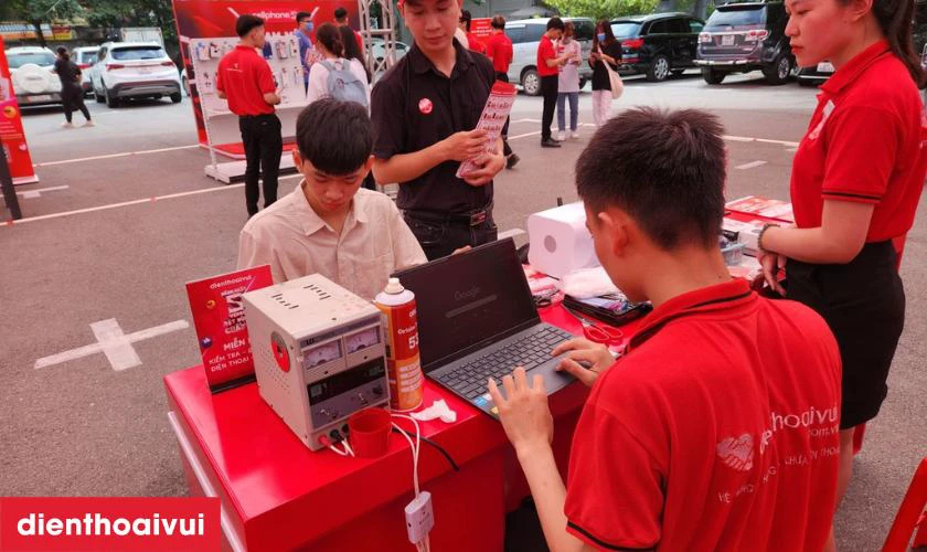 Du học sinh đang c&acirc;n nhắc lựa chọn trường quốc tế