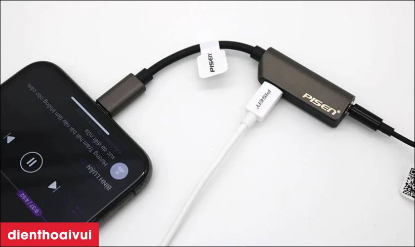 Hai cổng Lightning sạc và truyền tải âm thanh