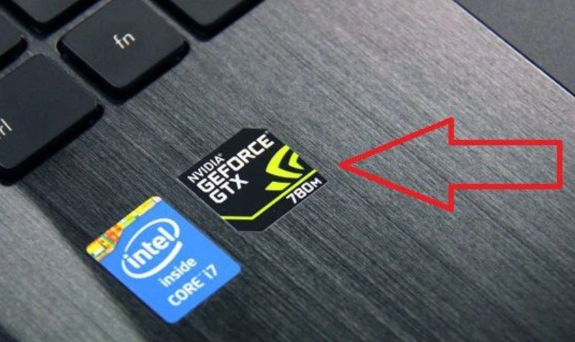 Kiểm tra tem laptop để biết m&aacute;y c&oacute; trang bị card onboard hay kh&ocirc;ng