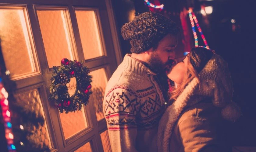 Phong tục h&ocirc;n nhau dưới c&acirc;y tầm gửi