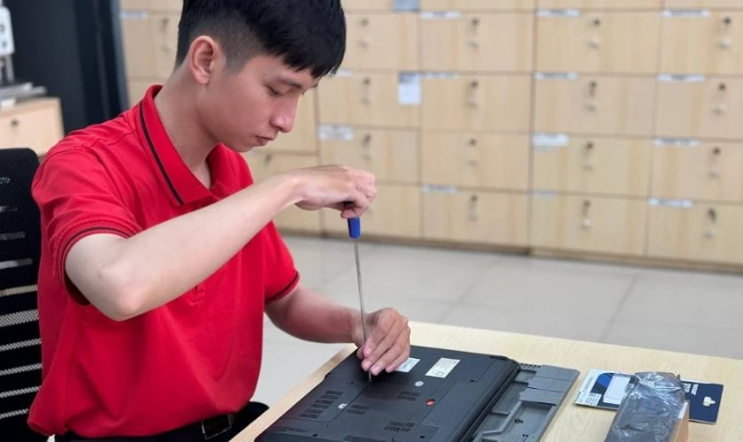 Sửa, thay linh kiện bị lỗi tại cửa hàng uy tín