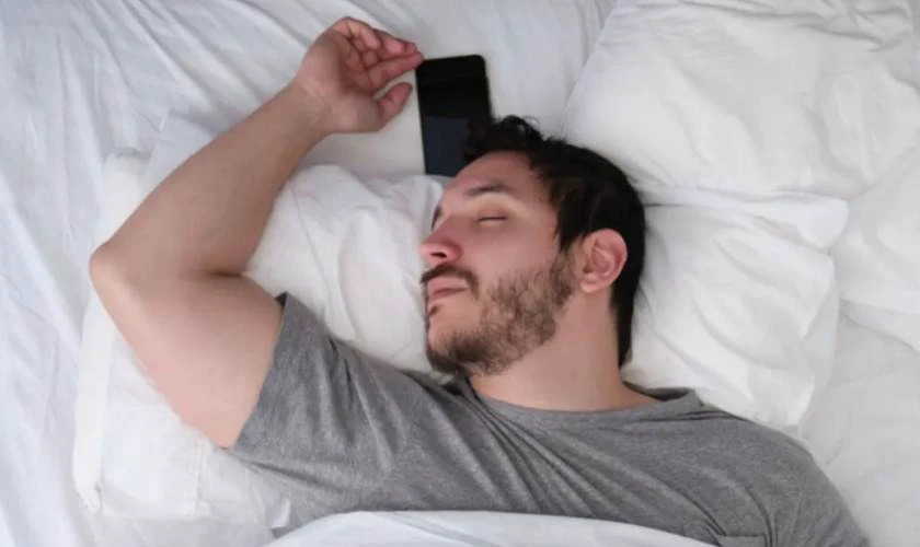 C&oacute; n&ecirc;n bật chế độ m&aacute;y bay khi ngủ?