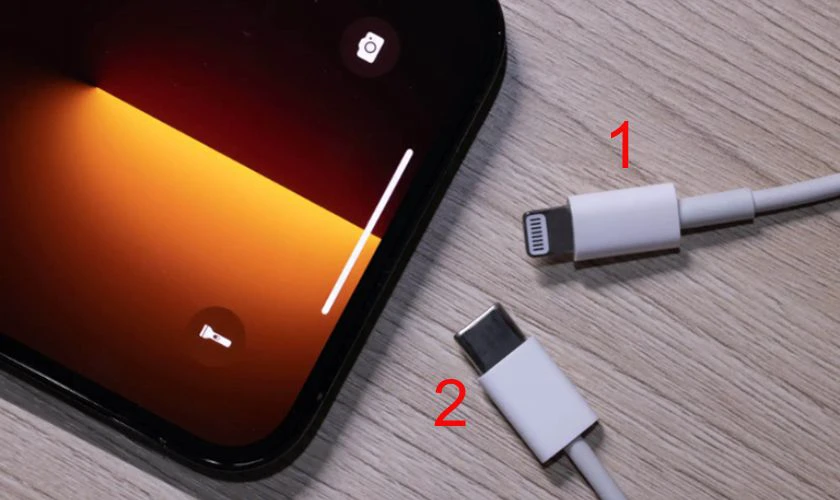 C&aacute;ch chia sẻ pin iPhone từ iPhone sang iPhone kh&aacute;c