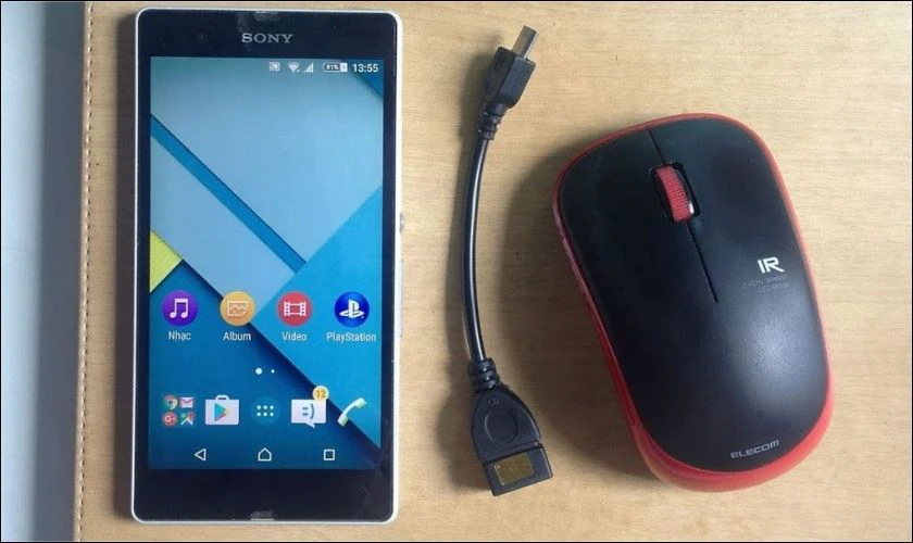 Sử dụng c&aacute;p OTG để kết nối đầu thu USB của chuột