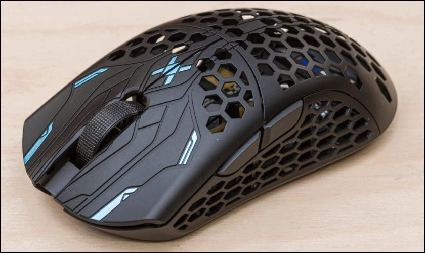 Finalmouse UltralightX sở hữu thiết kế tổ ong tho&aacute;ng kh&iacute; nhẹ tay
