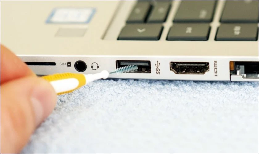 Vệ sinh cổng USB và đầu cắm chuột