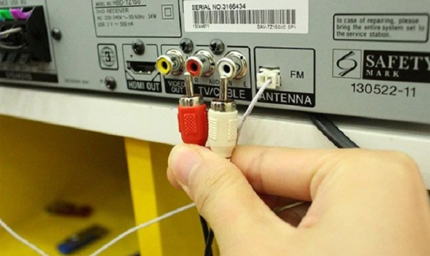 Cắm đầu d&acirc;y c&ograve;n lại v&agrave;o cổng AUDIO OUT tr&ecirc;n tivi Samsung theo đ&uacute;ng m&agrave;u sắc