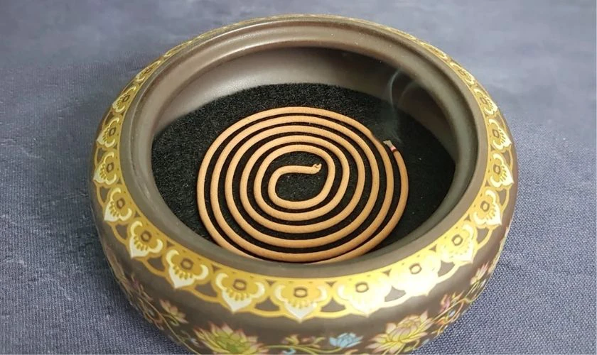 Thắp hương vòng tạo cảm giác ấm cúng, an yên cho gia đạo