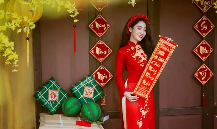 Concept chụp ảnh Tết cùng câu đối đỏ may mắn