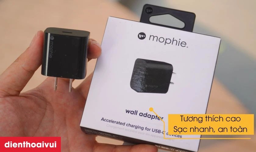 Củ sạc Mophie l&agrave; thương hiệu linh kiện điện thoại nổi tiếng của Mỹ