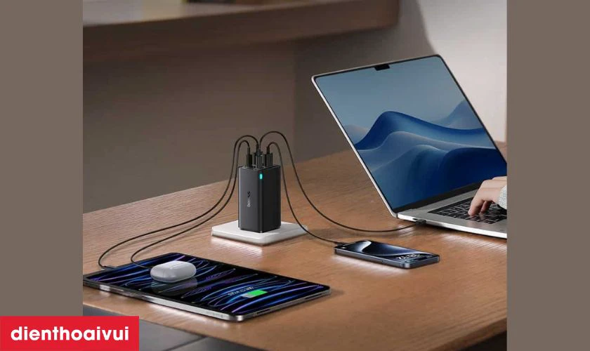 Nhiều cổng sạc linh hoạt &ndash; 2 USB-C + 2 USB-A