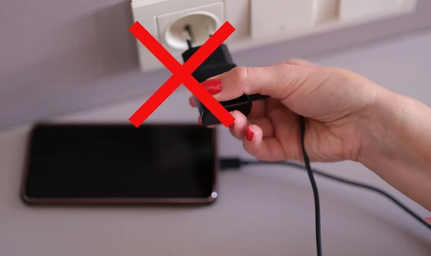 Kh&ocirc;ng kết nối củ sạc với nguồn điện khi d&iacute;nh nước
