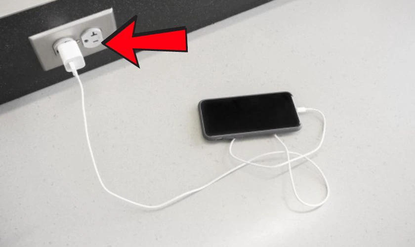 Nguồn điện kh&ocirc;ng ổn định l&agrave; nguy&ecirc;n nh&acirc;n khiến cục sạc iPhone bị n&oacute;ng