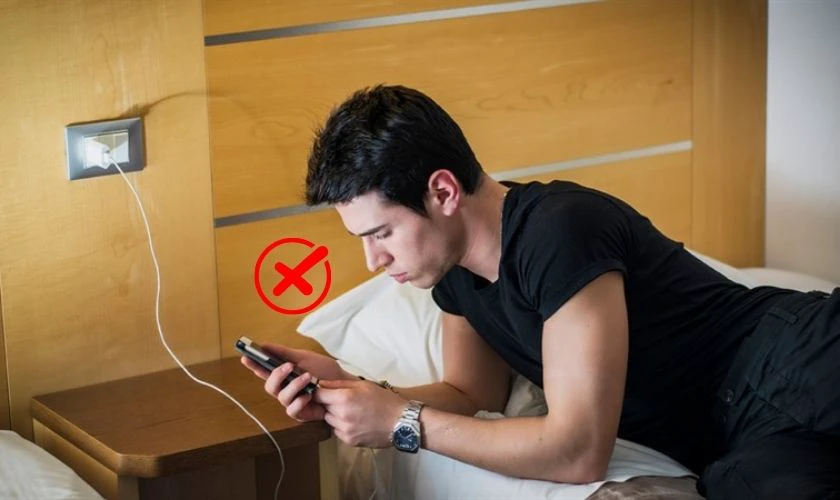 Bỏ th&oacute;i quen sử dụng điện thoại khi sạc