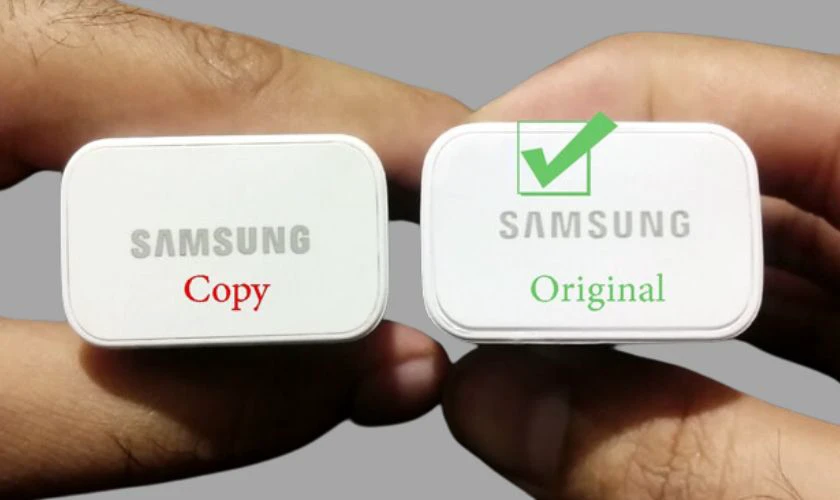 Logo cục sạc Samsung ch&iacute;nh h&atilde;ng v&agrave; fake c&oacute; nhiều kh&aacute;c biệt
