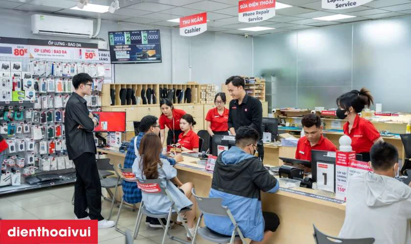 Kh&aacute;ch h&agrave;ng thực hiện thanh to&aacute;n to&agrave;n bộ ph&iacute; thay pin