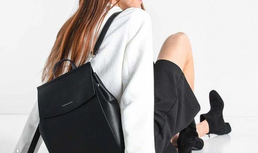 Tặng balo cho đồng nghiệp nữ