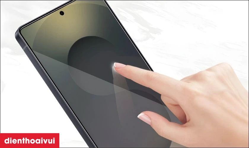 Kính Full đen ôm sát màn hình có ảnh hưởng hiển thị không?