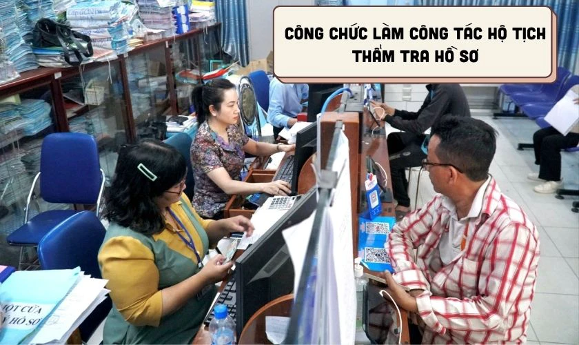 C&ocirc;ng chức l&agrave;m c&ocirc;ng t&aacute;c hộ tịch thẩm tra hồ sơ