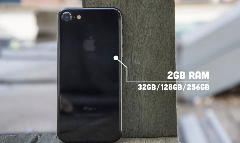 iPhone 7 sở hữu RAM 2GB, đủ để xử l&yacute; đa nhiệm cơ bản v&agrave; chạy iOS mượt m&agrave;