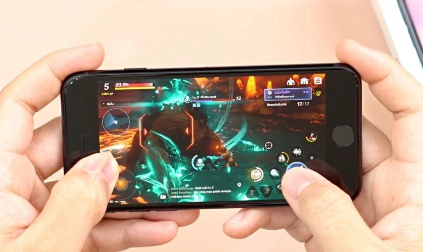 Nhờ GPU mạnh mẽ từ A15 Bionic, iPhone SE 3 c&oacute; thể chiến tốt c&aacute;c game nặng