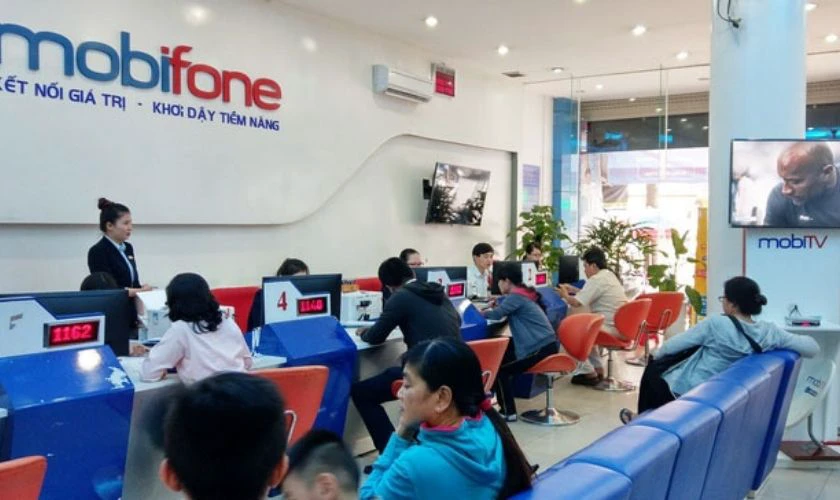 Mua SIM trực tiếp tại cửa h&agrave;ng MobiFone