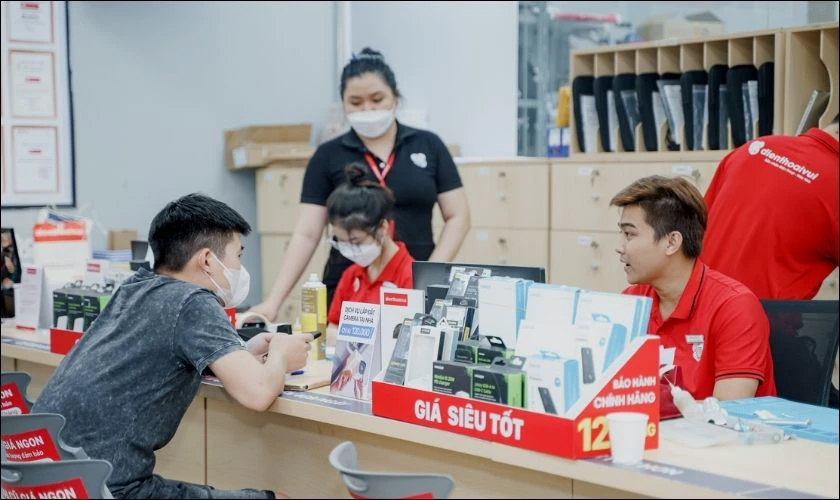 Đến cửa h&agrave;ng Điện Thoại Vui để mua SIM MobiFone số đẹp