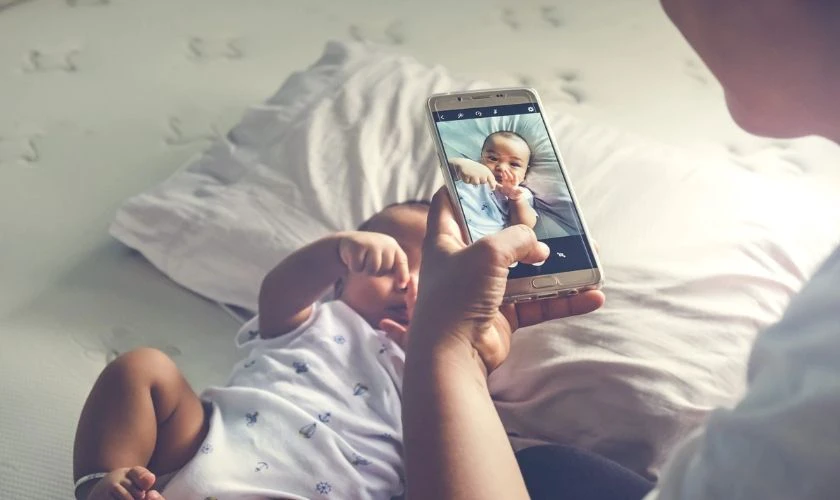 C&aacute;c dấu hiệu cho thấy mắt trẻ sơ sinh bị ảnh hưởng bởi đ&egrave;n flash điện thoại chiếu v&agrave;o