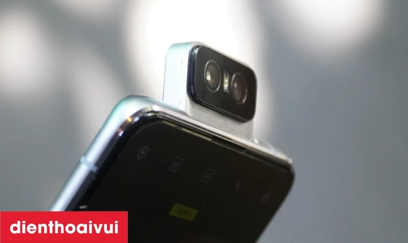 Cụm camera xoay lật 180 độ ấn tượng