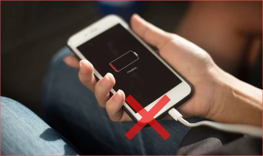 Hạn chế vừa sạc pin vừa sử dụng điện thoại