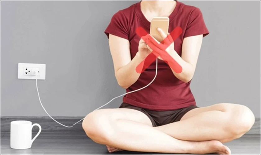 Hạn chế vừa sạc pin vừa sử dụng điện thoại
