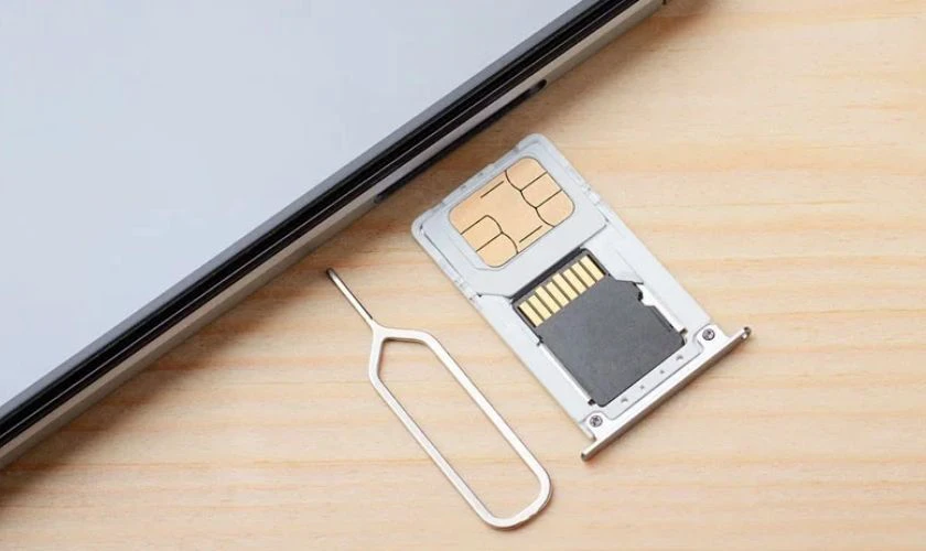 Tháo và lắp lại SIM