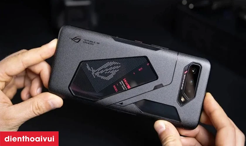 Thiết kế sang trọng v&agrave; chắc chắn của điện thoại ASUS