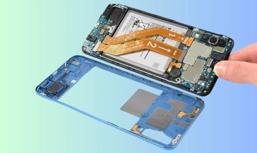 Th&aacute;o pin ra khỏi Samsung A50