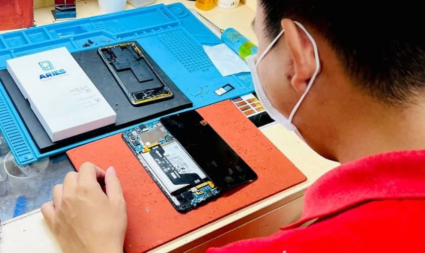 Sửa lỗi m&agrave;n h&igrave;nh Samsung A50 bị đơ gi&aacute; tốt tại Điện Thoại Vui