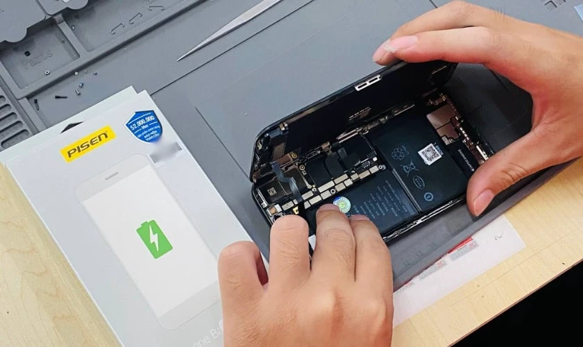 Mang điện thoại Samsung sạc kh&ocirc;ng v&agrave;o pin đến cửa h&agrave;ng sửa chữa