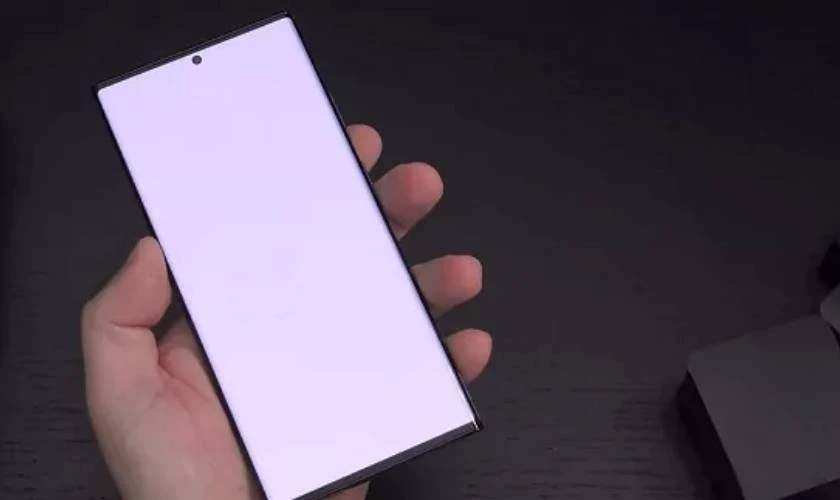 Tại sao điện thoại Samsung bị xoá trắng màn hình?