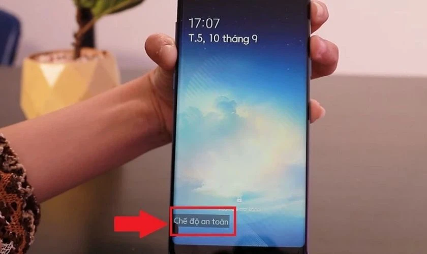 Giữ n&uacute;t Giảm &acirc;m lượng để khởi động Safe Mode