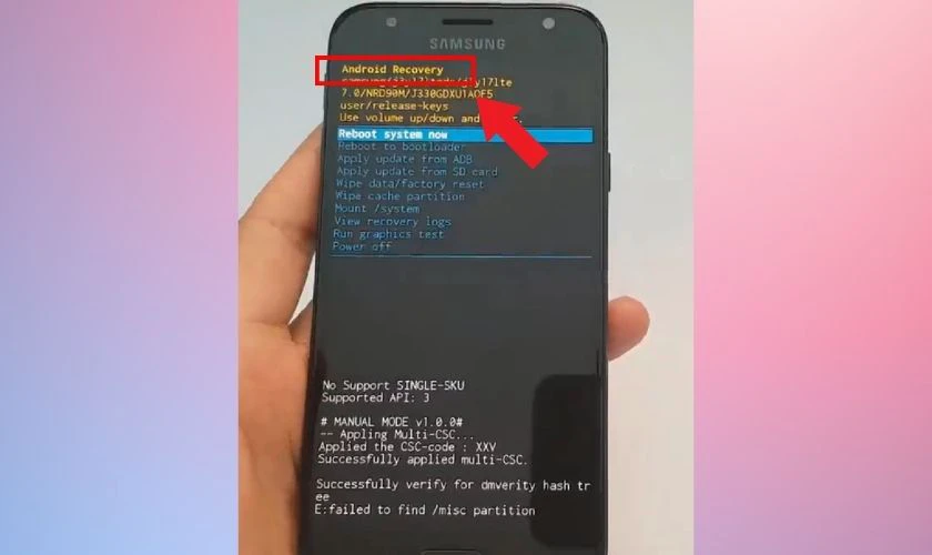 Khi m&agrave;n h&igrave;nh hiển thị Recovery Android th&igrave; thả tay ra